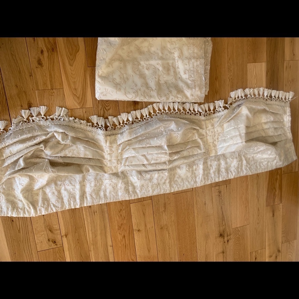2 window valences 2 curtains